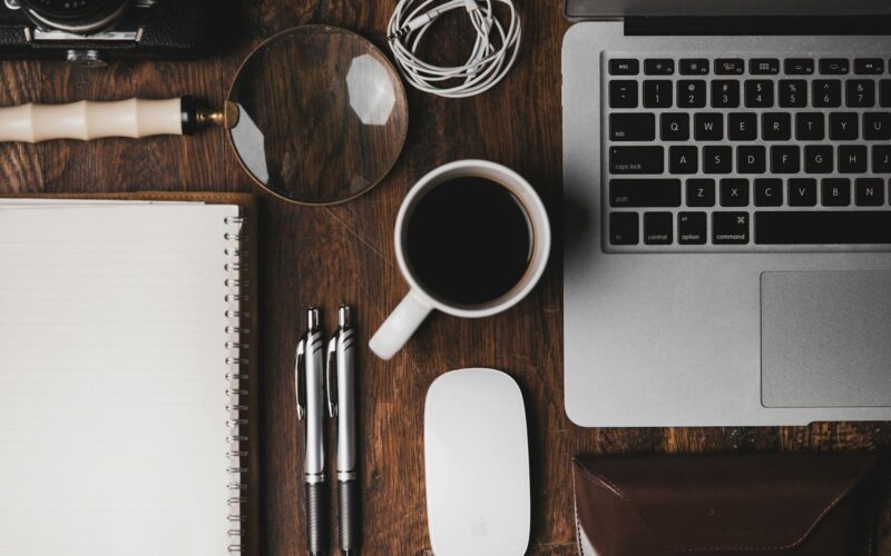 Espacio de trabajo moderno con laptop y herramientas digitales